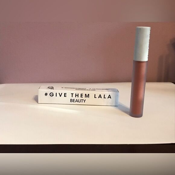 Give them Layla Beauty Lipstick - Picture 1 of 2